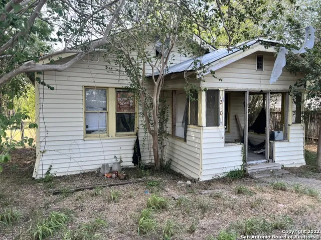 1210 King David Dr Three Rivers, TX 78071