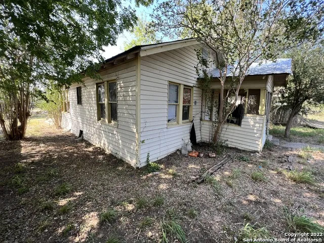 1210 King David Dr Three Rivers, TX 78071