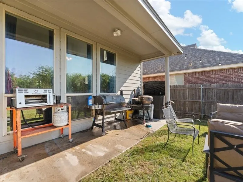 654 Plum Drive Burleson, TX 76028