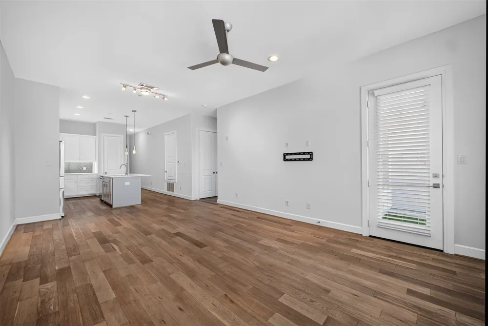 5015 Meridian Lane #2102 Addison, TX 75001