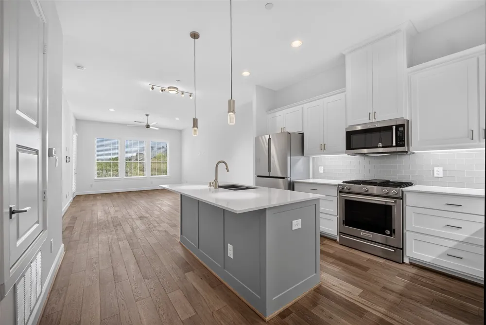 5015 Meridian Lane #2102 Addison, TX 75001