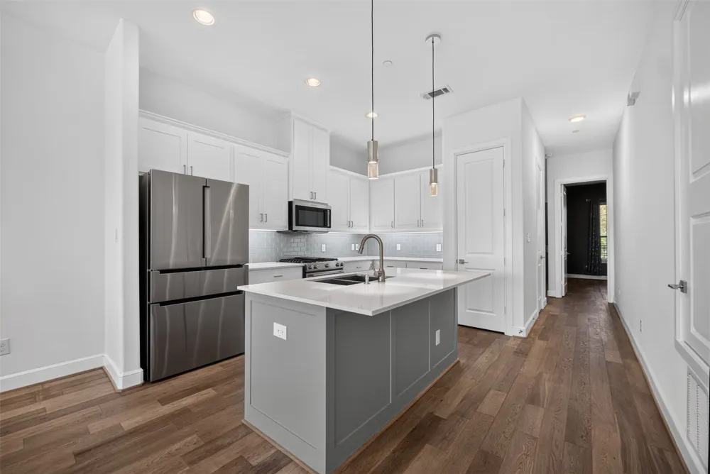 5015 Meridian Lane #2102 Addison, TX 75001