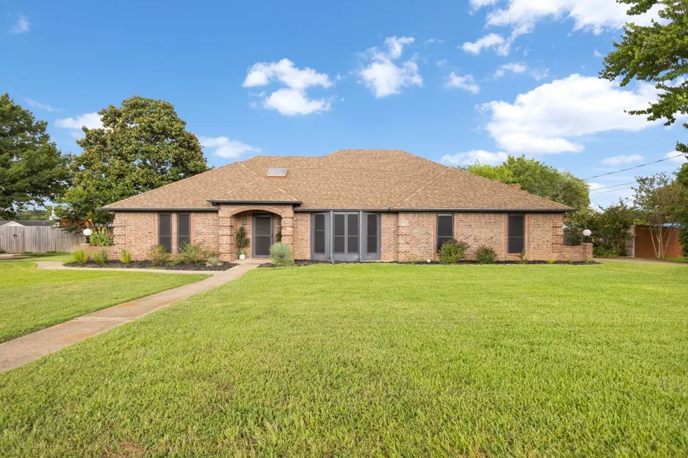 121 Crestview Street Chandler, TX 75758