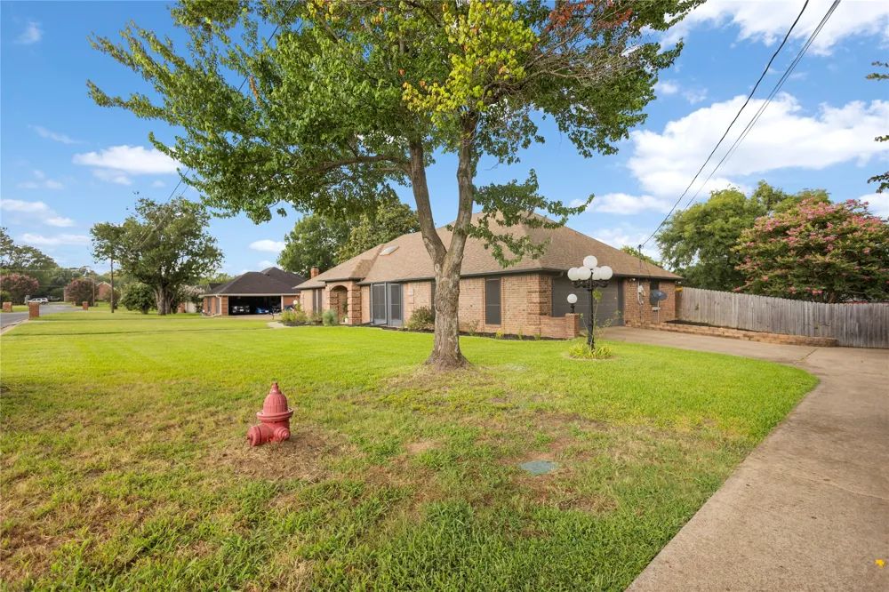 121 Crestview Street Chandler, TX 75758