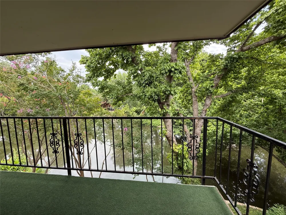 902 S Weatherred Drive #902F Richardson, TX 75080