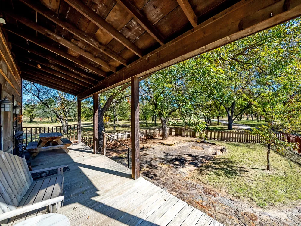 6108 Cottonwood Creek Road St Jo, TX 76265
