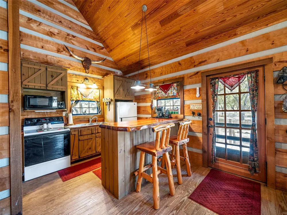6108 Cottonwood Creek Road St Jo, TX 76265