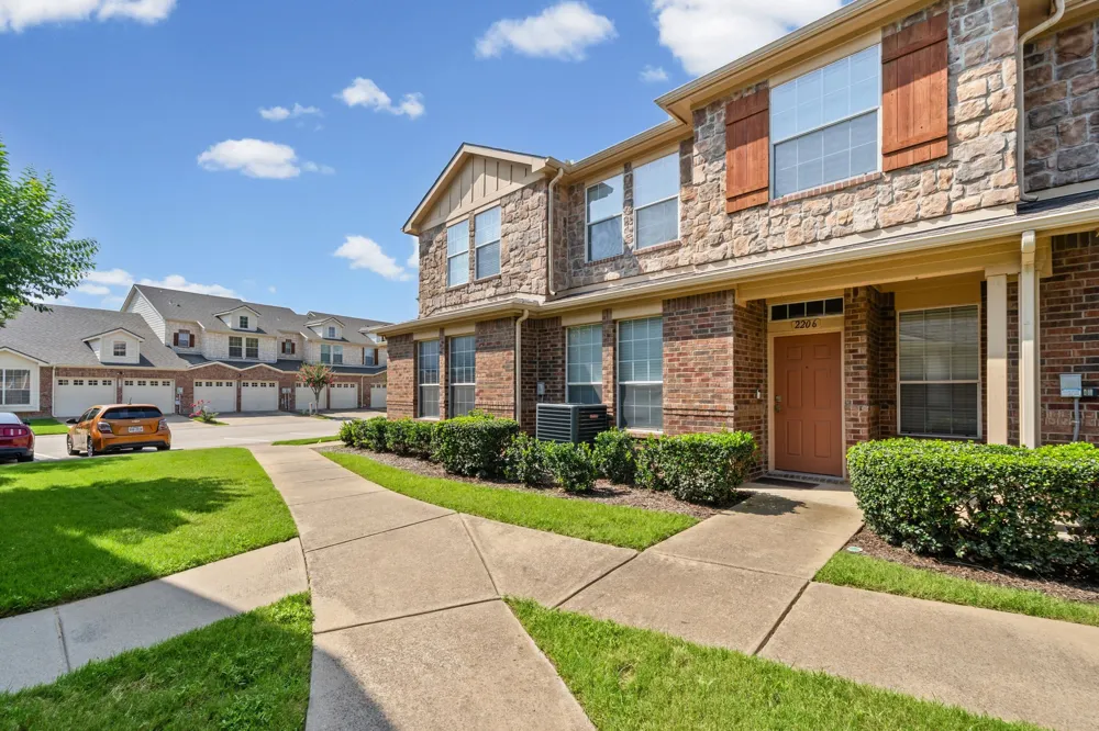 2204 Canterbury Park Drive Grand Prairie, TX 75050