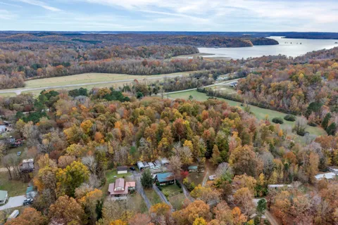 85 Lakeview Ln