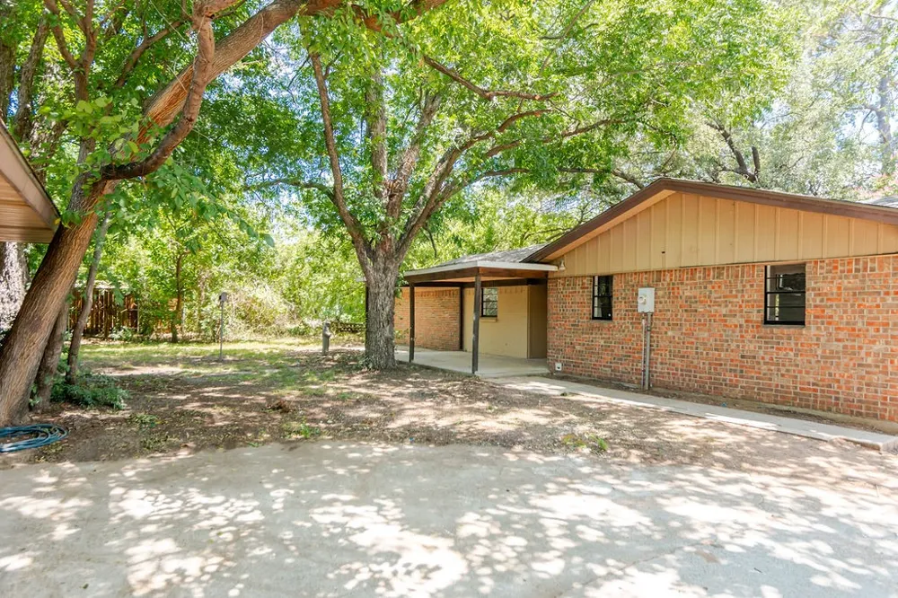 611 Cain Street Lake Dallas, TX 75065