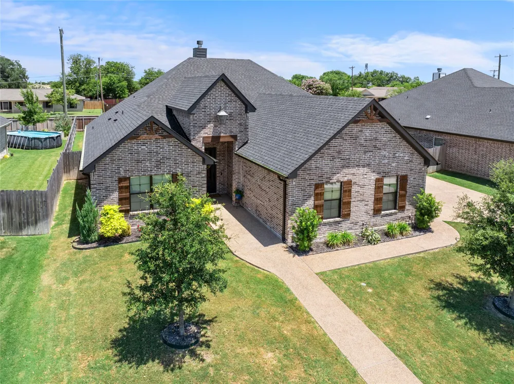 932 Gallant Fox Road Hewitt, TX 76643