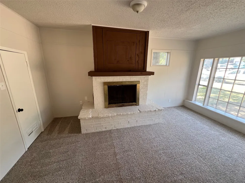 213 Wanda Way Hurst, TX 76053