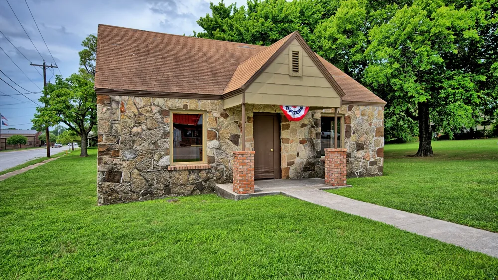 408 S Broad Street St Jo, TX 76265