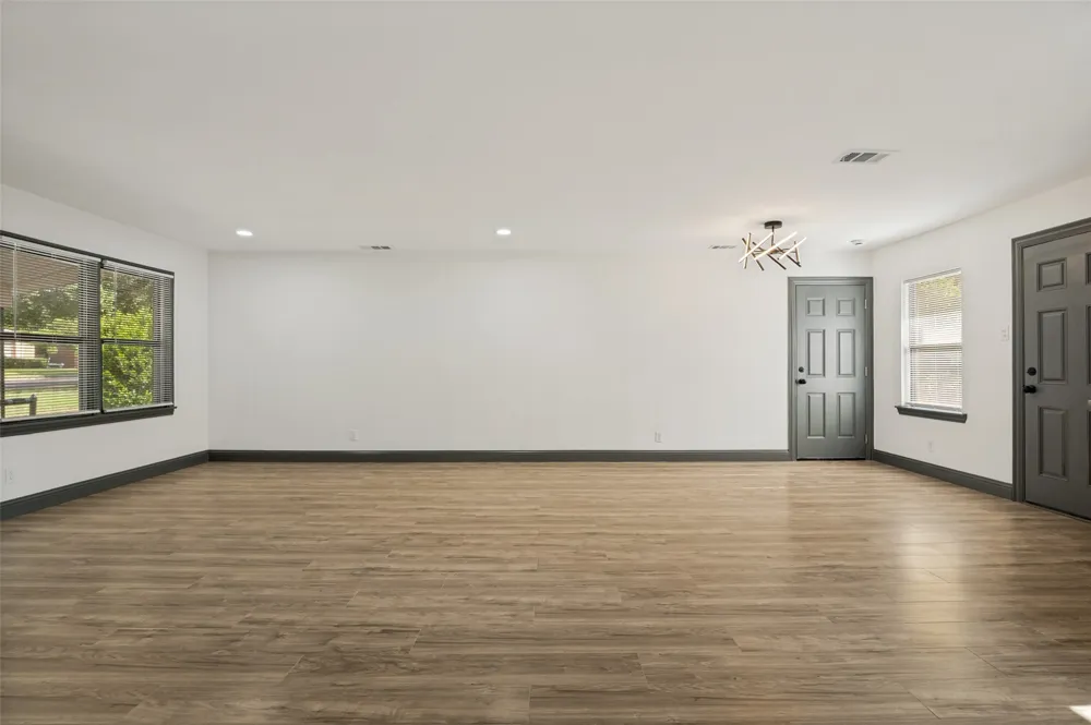 3910 Vanette Lane Dallas, TX 75216