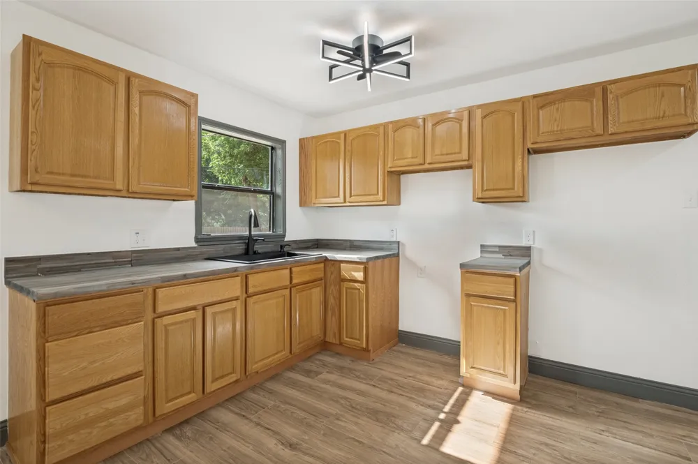 3910 Vanette Lane Dallas, TX 75216