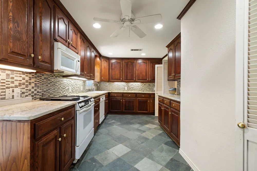 3881 Gaspar Drive Dallas, TX 75220