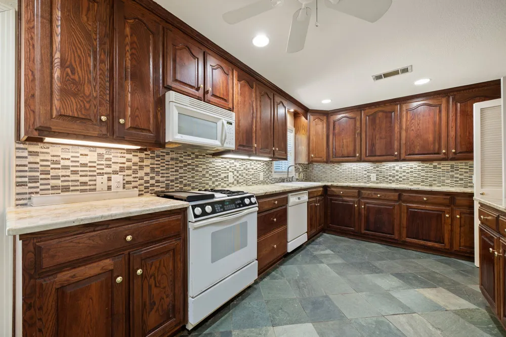 3881 Gaspar Drive Dallas, TX 75220