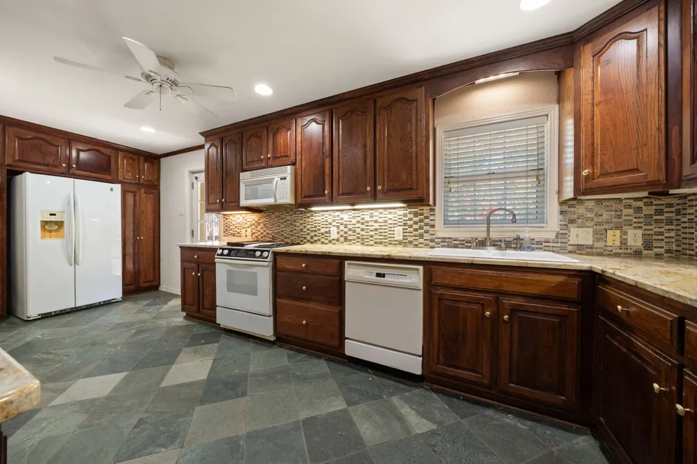 3881 Gaspar Drive Dallas, TX 75220