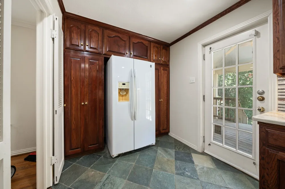 3881 Gaspar Drive Dallas, TX 75220