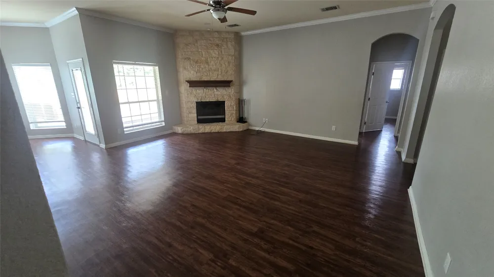 436 W Wall Street Hewitt, TX 76643
