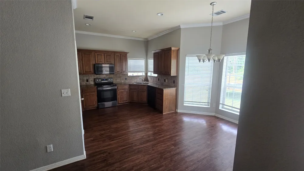 436 W Wall Street Hewitt, TX 76643