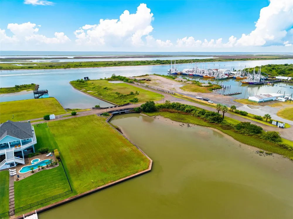 2112 Laguna Harbor Estate Boulevard Port Bolivar, TX 77650