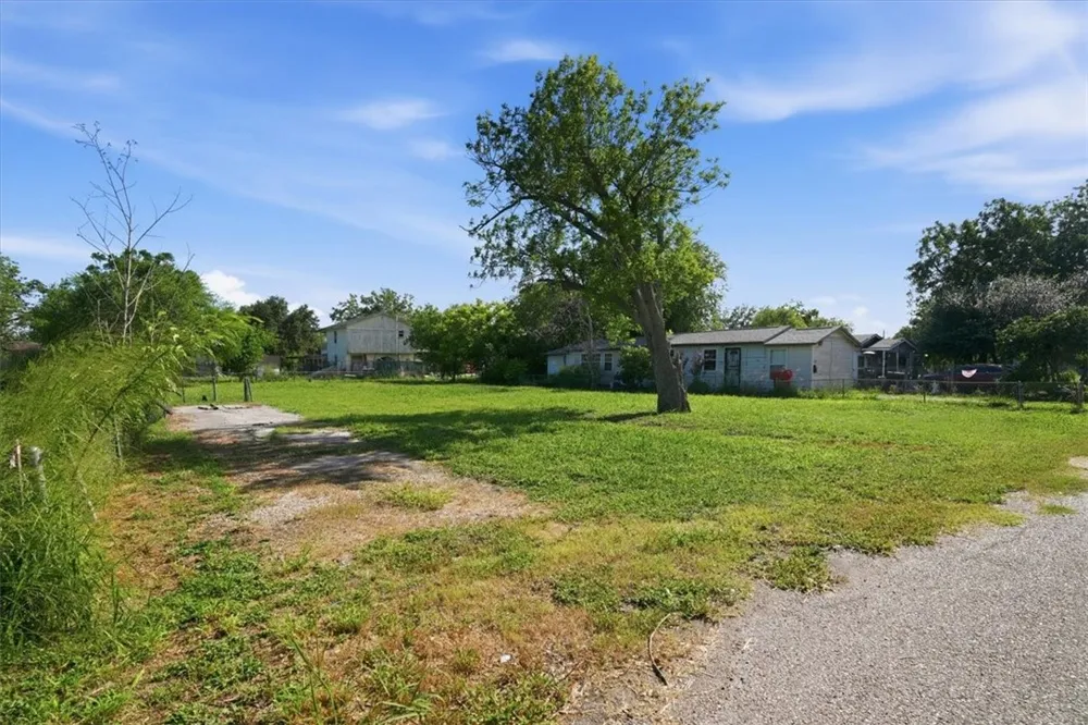 430 West Avenue E Robstown, TX 78380