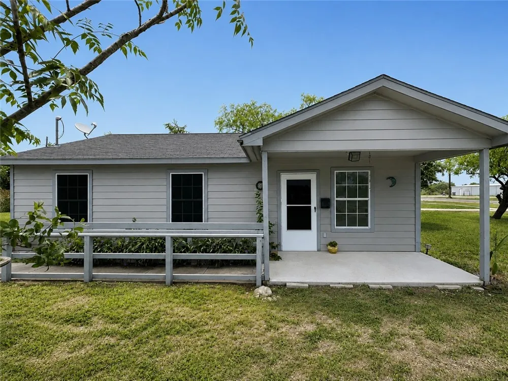 201 E 9th Street Bishop, TX 78343