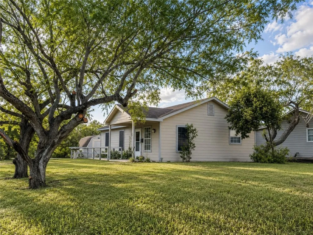 201 E 9th Street Bishop, TX 78343