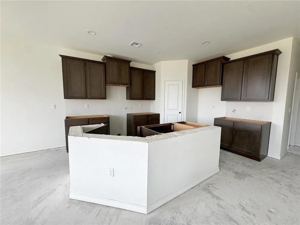 2101 Fury Portland, TX 78374