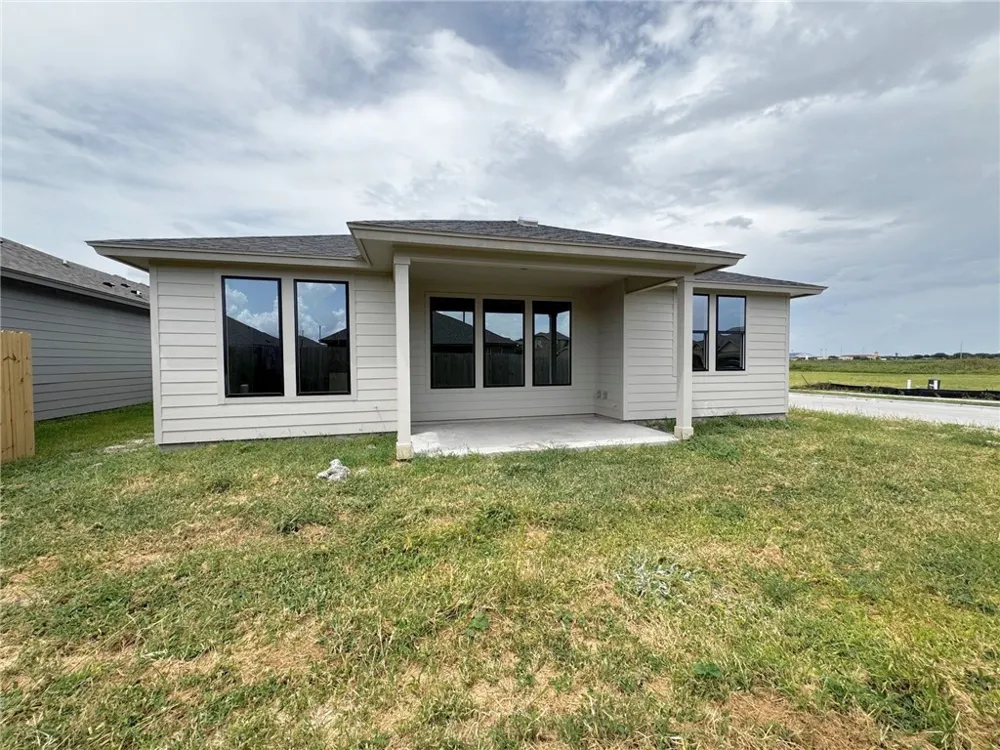 2101 Fury Portland, TX 78374