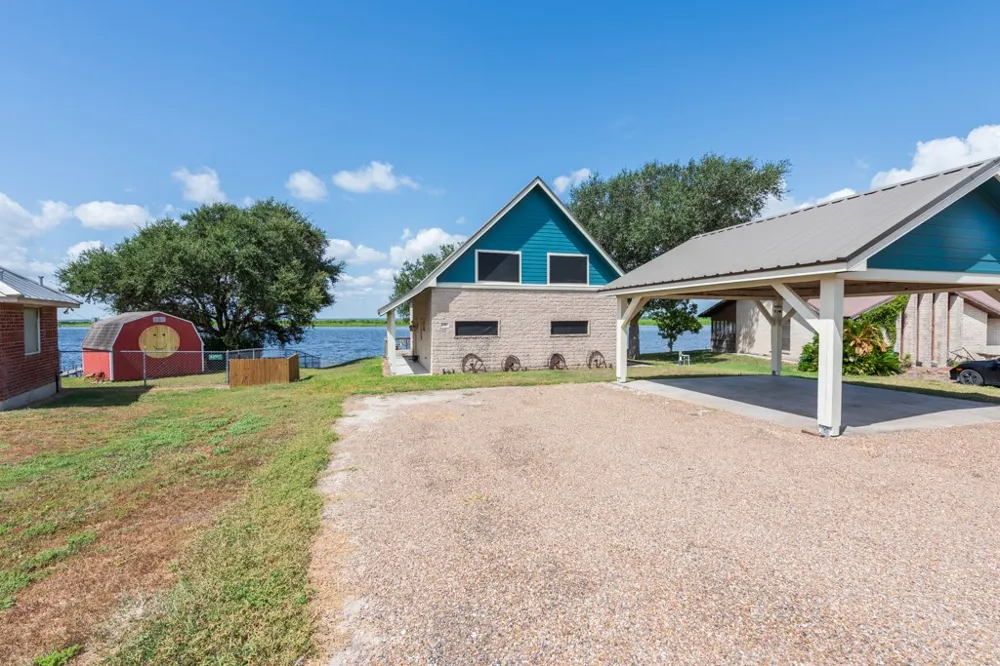 137 Windy Ridge Loop Mathis, TX 78368