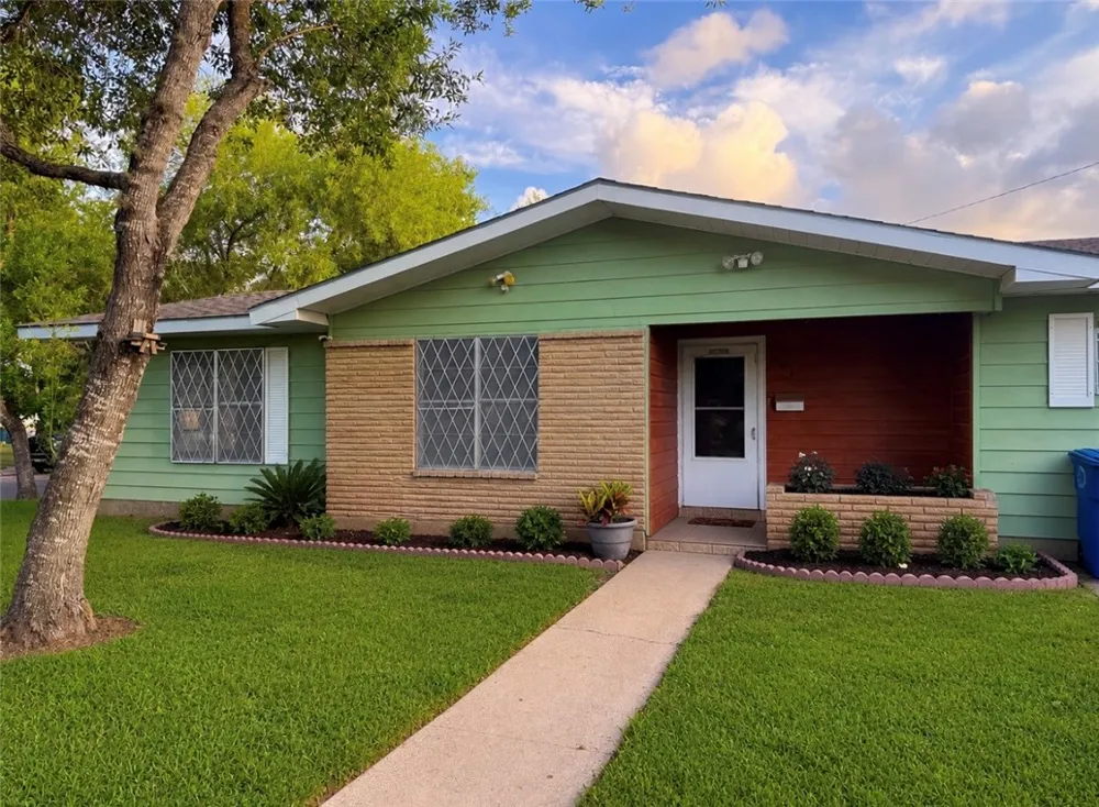 806 Leland Circle Beeville, TX 78102