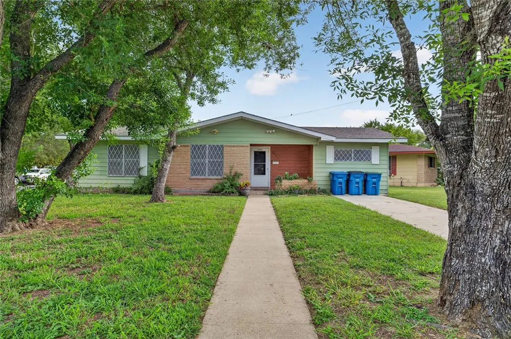 806 Leland Circle Beeville, TX 78102