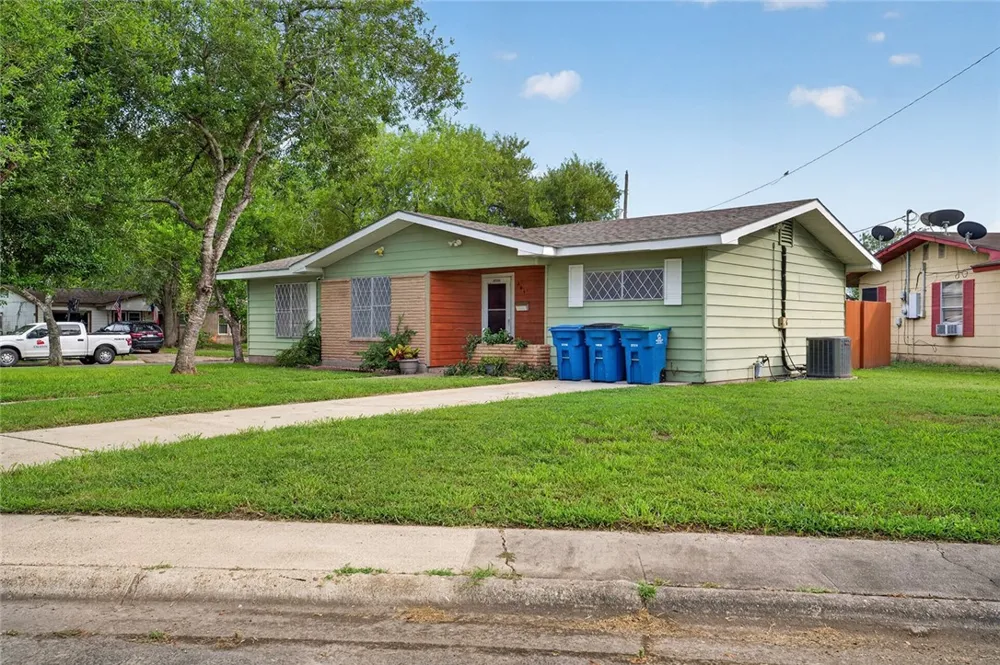 806 Leland Circle Beeville, TX 78102
