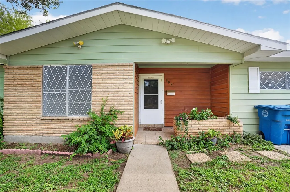 806 Leland Circle Beeville, TX 78102