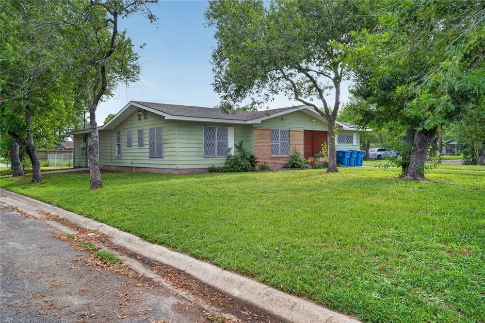 806 Leland Circle Beeville, TX 78102