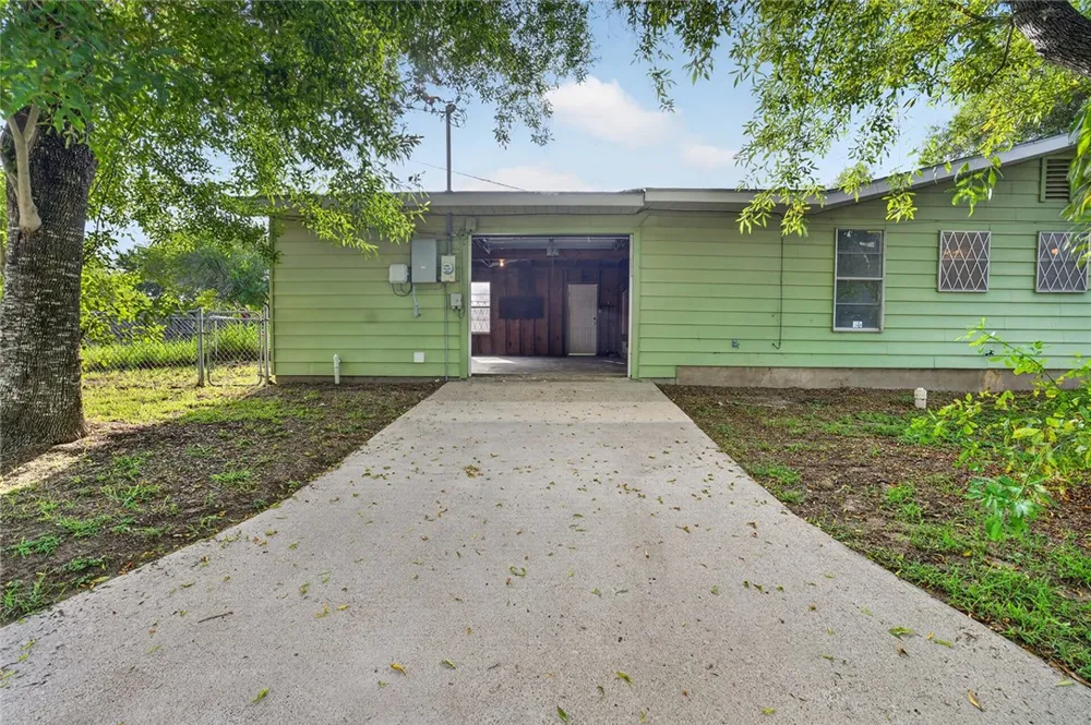 806 Leland Circle Beeville, TX 78102