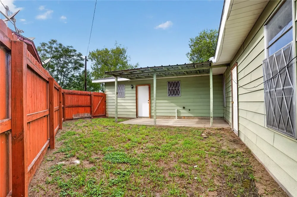806 Leland Circle Beeville, TX 78102
