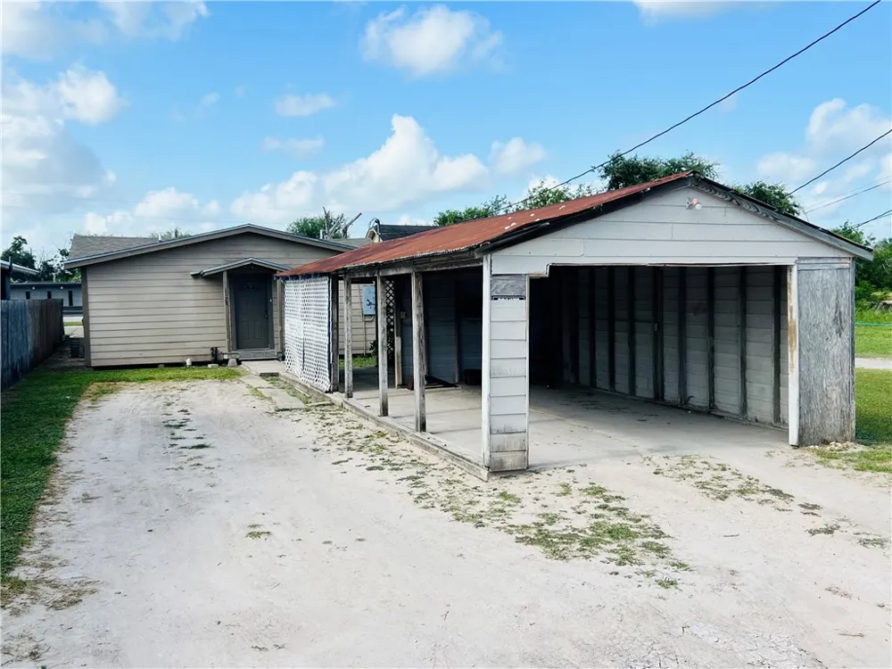 1128 E King Avenue Kingsville, TX 78363