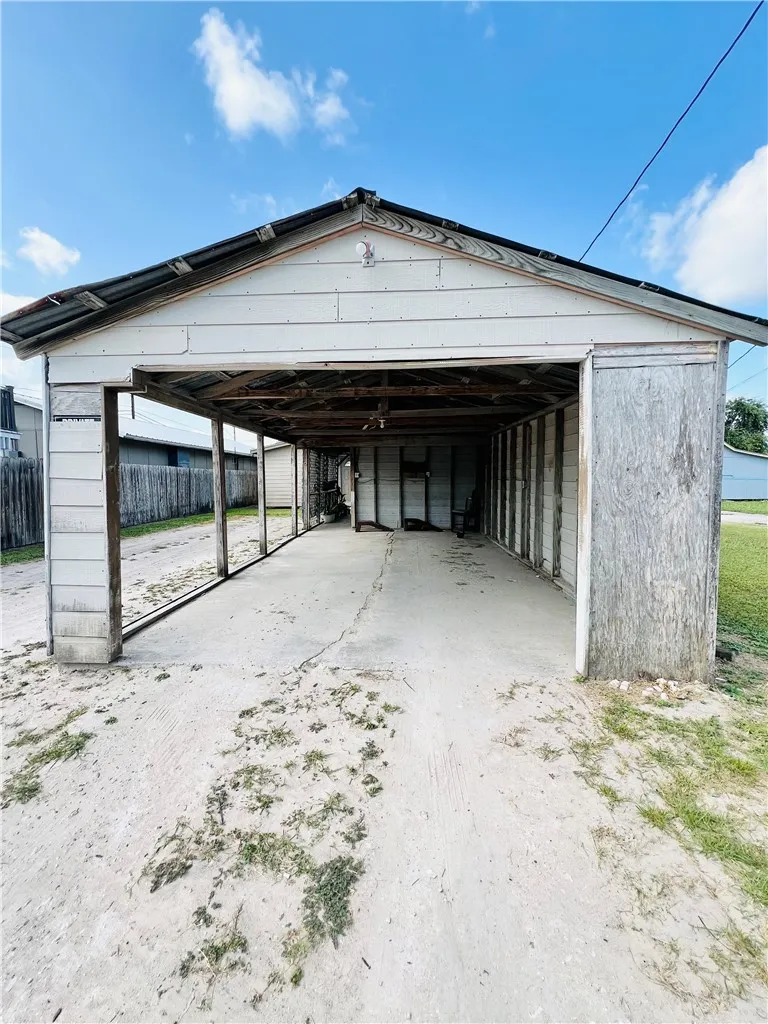 1128 E King Avenue Kingsville, TX 78363