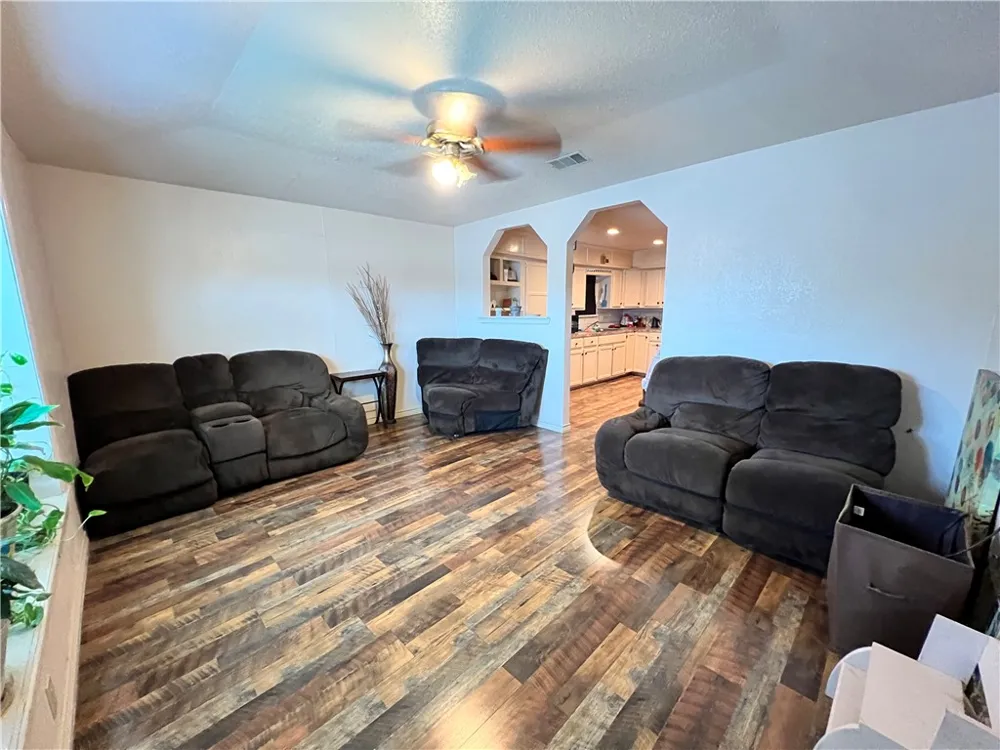 1128 E King Avenue Kingsville, TX 78363