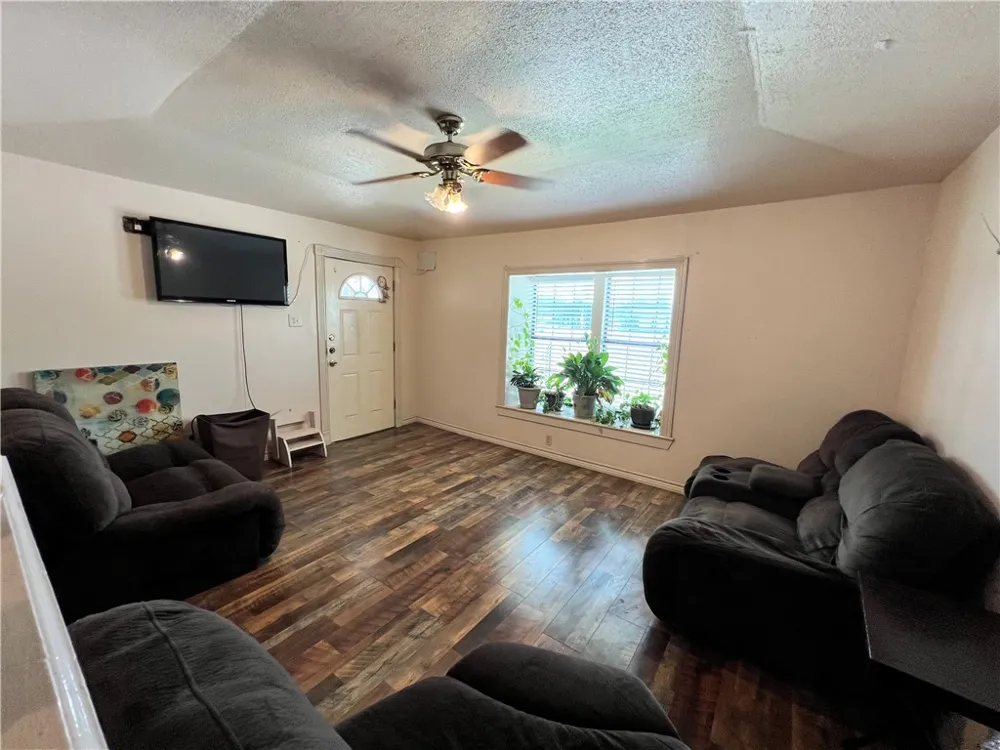 1128 E King Avenue Kingsville, TX 78363