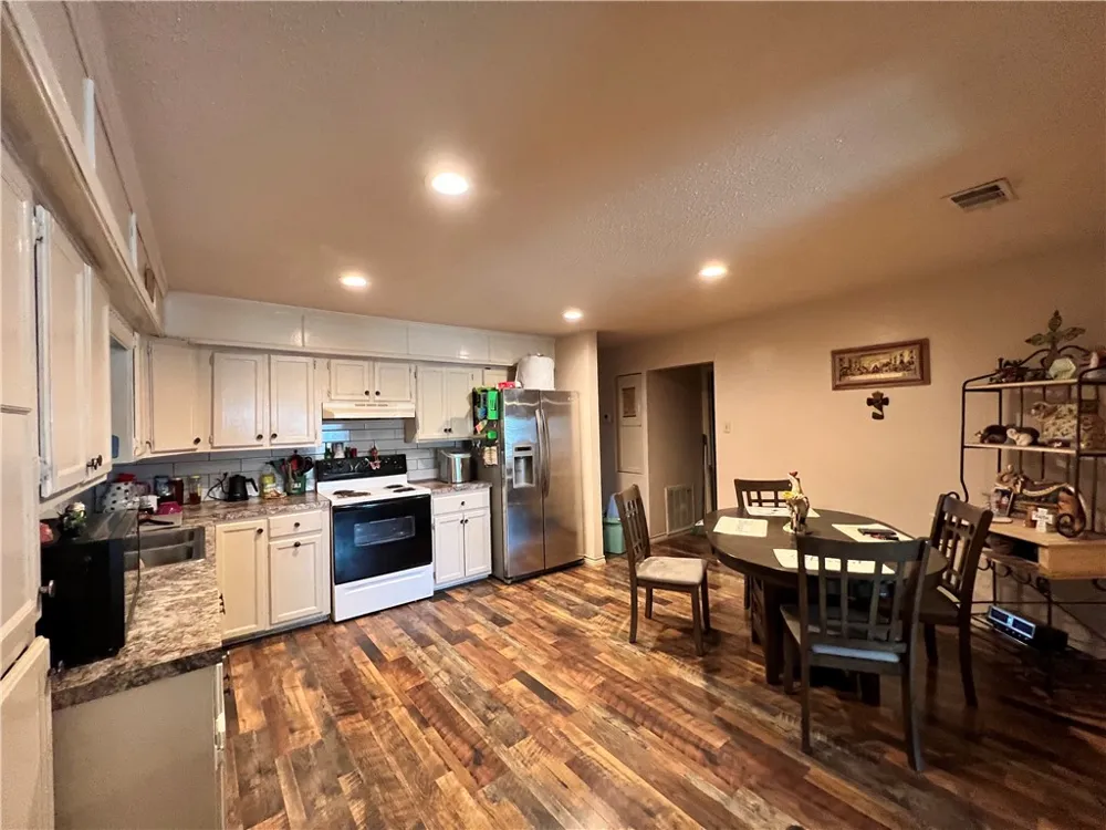1128 E King Avenue Kingsville, TX 78363