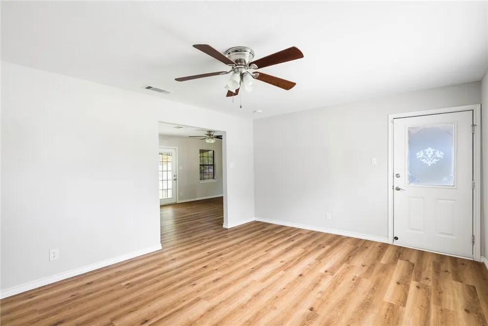 147 W Avenue D Kingsville, TX 78363