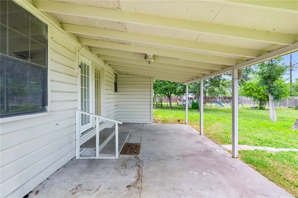 147 W Avenue D Kingsville, TX 78363