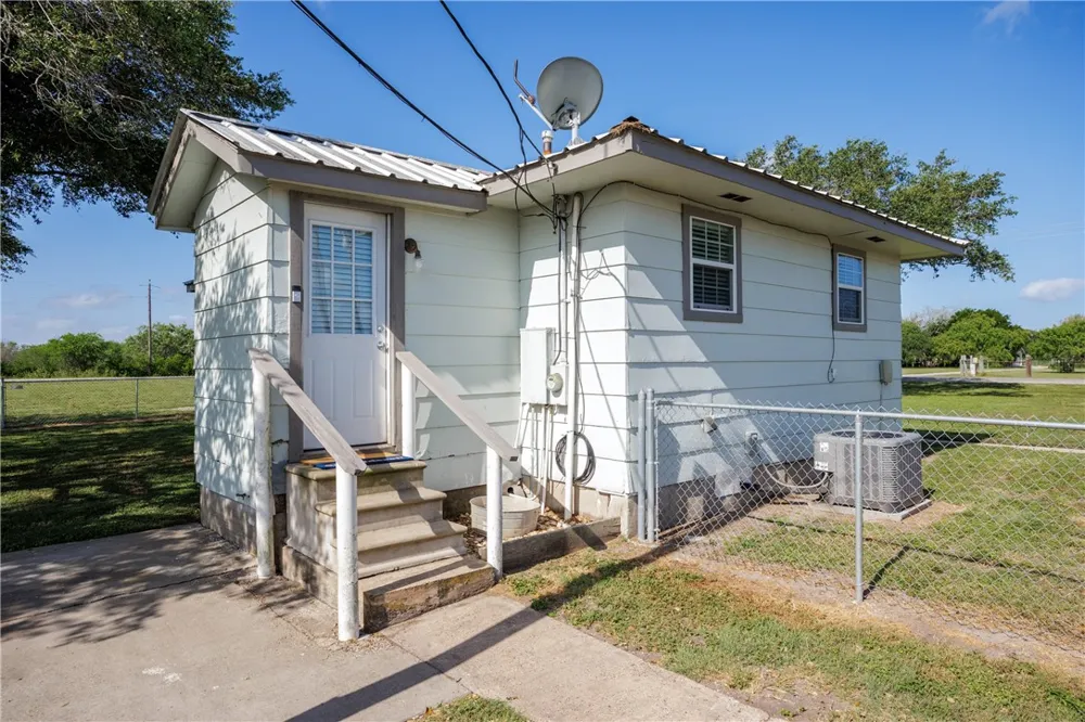 630 S County Road 305 Orange Grove, TX 78372