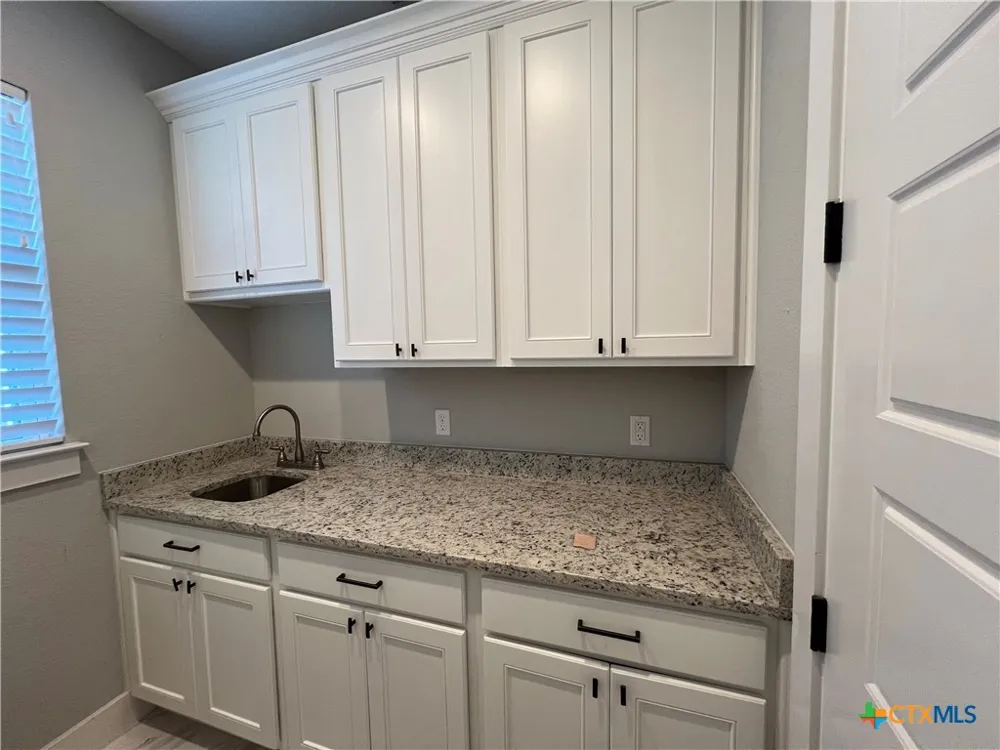 242 Flanders Fischer, TX 78623