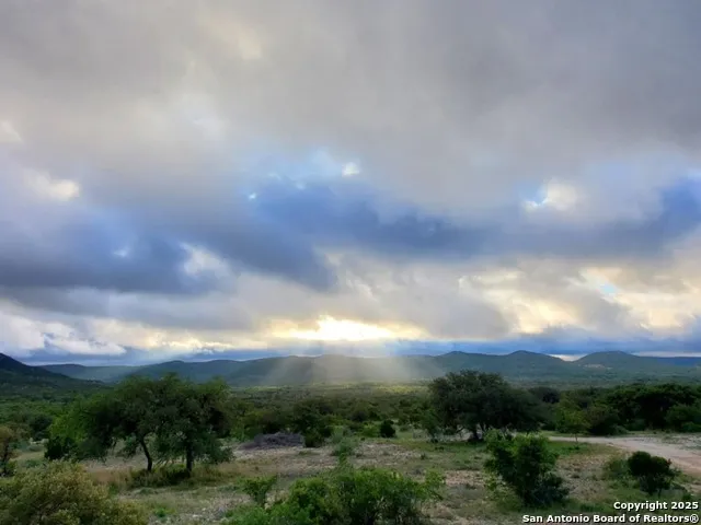 3049 Little Creek Rd Utopia, TX 78884