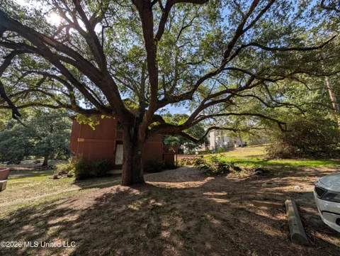 232 Lakeside Villla
